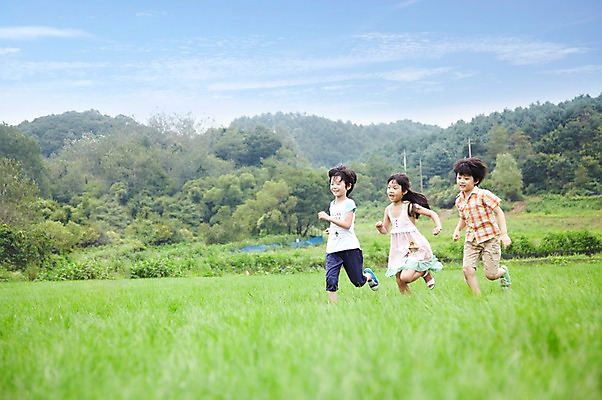 포토 JPG 주간 전신 구름 학생 라이프스타일 여자 어린이교육 교육 남자 행복 어린이라이프 여유 초등학생 어린이 포즈 모션 하늘 산 서기 미소 웃음 사람 동양인 소녀 소년 잔디 야외 라이프 10대 세명 친구 달리기 소풍 한국인 농촌 시골 체험학습 풀 숲 즐거움 상쾌 십대만 국내포토 자연요소 식물 감정 관계 청소년 표정 인종 생활 야외활동 체험 파일형식