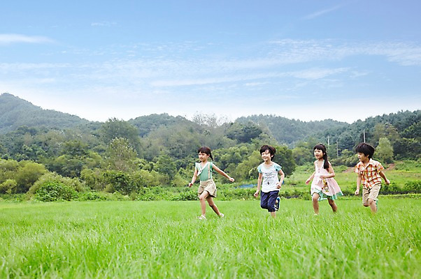 포토 JPG 주간 전신 구름 학생 라이프스타일 여자 어린이교육 교육 남자 행복 어린이라이프 여유 초등학생 어린이 포즈 모션 하늘 산 서기 미소 웃음 사람 동양인 소녀 소년 잔디 여러명 야외 라이프 10대 친구 달리기 소풍 한국인 농촌 시골 체험학습 풀 숲 즐거움 상쾌 십대만 국내포토 자연요소 식물 감정 다수 관계 청소년 표정 인종 생활 야외활동 체험 파일형식