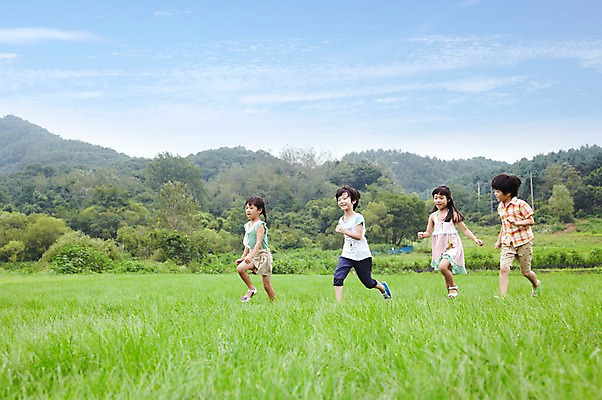 포토 JPG 주간 전신 구름 학생 라이프스타일 여자 어린이교육 교육 남자 행복 어린이라이프 여유 초등학생 어린이 포즈 모션 하늘 산 서기 미소 웃음 사람 동양인 소녀 소년 잔디 여러명 야외 라이프 10대 친구 달리기 소풍 한국인 농촌 시골 체험학습 풀 숲 즐거움 상쾌 십대만 국내포토 자연요소 식물 감정 다수 관계 청소년 표정 인종 생활 야외활동 체험 파일형식