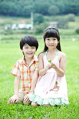 포토 JPG 주간 전신 학생 라이프스타일 여자 어린이교육 교육 남자 행복 어린이라이프 여유 초등학생 어린이 포즈 모션 미소 웃음 사람 앉기 동양인 소녀 소년 잔디 야외 두명 라이프 앞모습 10대 친구 소풍 한국인 농촌 시골 체험학습 풀 네잎클로버 숲 무릎꿇기 상쾌 십대만 국내포토 자연요소 식물 감정 뷰포인트 관계 청소년 표정 인종 생활 야외활동 체험 클로버 파일형식