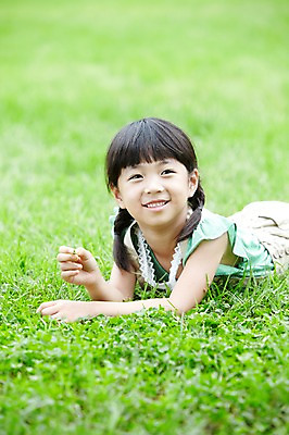 포토 JPG 주간 학생 라이프스타일 여자 어린이교육 교육 행복 어린이라이프 여유 초등학생 어린이 포즈 모션 한명 미소 웃음 사람 동양인 소녀 잔디 상반신 야외 라이프 10대 눕기 소풍 한국인 농촌 시골 체험학습 풀 네잎클로버 숲 상쾌 여자만 여자한명만 소녀만 국내포토 자연요소 식물 1 감정 청소년 표정 인종 생활 야외활동 체험 클로버 어린이만 파일형식