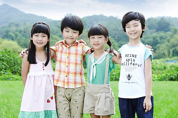 포토 JPG 주간 구름 학생 라이프스타일 여자 어린이교육 교육 남자 행복 어린이라이프 여유 초등학생 어린이 포즈 모션 하늘 어깨동무 산 서기 미소 웃음 사람 동양인 소녀 소년 잔디 여러명 상반신 야외 라이프 앞모습 10대 친구 소풍 한국인 농촌 시골 체험학습 풀 숲 상쾌 십대만 국내포토 자연요소 식물 감정 뷰포인트 다수 관계 청소년 표정 인종 생활 야외활동 체험 파일형식