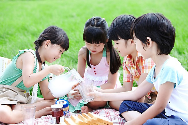 포토 JPG 주간 전신 학생 라이프스타일 응시 여자 어린이교육 교육 남자 행복 어린이라이프 여유 초등학생 어린이 빵 포즈 모션 잔 미소 웃음 사람 앉기 동양인 소녀 소년 잔디 여러명 야외 라이프 10대 컵 친구 소풍 한국인 우유 농촌 시골 체험학습 풀 붓기 숲 잼 식빵 돗자리 주기 상쾌 도시락 딸기잼 십대만 국내포토 자연요소 식물 식기 시선 감정 음식 다수 관계 청소년 유제품 표정 인종 생활 야외활동 체험 소스_음식 파일형식