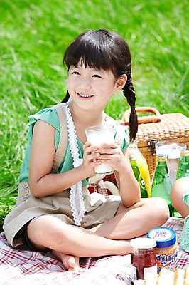 포토 JPG 주간 전신 학생 라이프스타일 응시 여자 어린이교육 교육 행복 어린이라이프 여유 초등학생 어린이 포즈 가방 모션 유리병 잔 한명 미소 웃음 사람 앉기 동양인 소녀 잔디 야외 라이프 10대 컵 소풍 바구니 한국인 우유 농촌 시골 체험학습 풀 병 숲 잼 돗자리 상쾌 음료수병 여자만 여자한명만 소녀만 국내포토 자연요소 식물 1 식기 시선 잡화 감정 청소년 병_용기 유제품 표정 인종 생활 야외활동 체험 소스_음식 병_담는 어린이만 파일형식