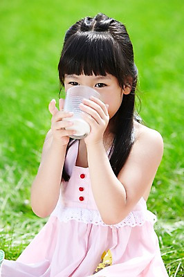 포토 JPG 주간 학생 라이프스타일 여자 어린이교육 교육 행복 어린이라이프 여유 초등학생 어린이 포즈 모션 잔 한명 미소 웃음 사람 앉기 동양인 소녀 잔디 상반신 야외 라이프 10대 컵 소풍 한국인 우유 마시기 농촌 시골 체험학습 풀 숲 먹기 상쾌 여자만 여자한명만 소녀만 국내포토 자연요소 식물 1 식기 감정 청소년 유제품 표정 인종 생활 야외활동 체험 어린이만 파일형식