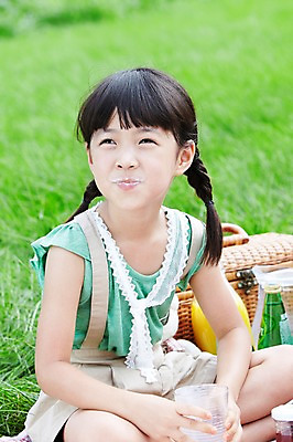 포토 JPG 주간 학생 라이프스타일 응시 여자 어린이교육 교육 행복 어린이라이프 여유 초등학생 어린이 포즈 모션 유리병 잔 한명 미소 웃음 사람 앉기 동양인 소녀 잔디 상반신 야외 라이프 10대 컵 소풍 한국인 농촌 시골 체험학습 풀 병 숲 돗자리 상쾌 음료수병 여자만 여자한명만 소녀만 국내포토 자연요소 식물 1 식기 시선 감정 청소년 병_용기 표정 인종 생활 야외활동 체험 병_담는 어린이만 파일형식