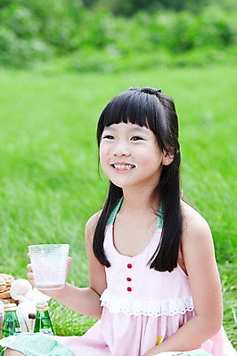 포토 JPG 주간 학생 라이프스타일 응시 여자 어린이교육 교육 행복 어린이라이프 여유 초등학생 어린이 포즈 모션 유리병 잔 한명 미소 웃음 사람 앉기 동양인 소녀 잔디 상반신 야외 라이프 10대 컵 소풍 한국인 농촌 시골 체험학습 풀 병 숲 돗자리 상쾌 음료수병 여자만 여자한명만 소녀만 국내포토 자연요소 식물 1 식기 시선 감정 청소년 병_용기 표정 인종 생활 야외활동 체험 병_담는 어린이만 파일형식