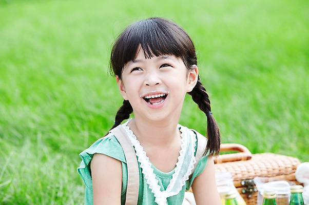 포토 JPG 주간 학생 라이프스타일 응시 여자 어린이교육 교육 행복 어린이라이프 여유 초등학생 어린이 포즈 가방 모션 한명 미소 웃음 사람 앉기 동양인 소녀 잔디 상반신 야외 라이프 10대 소풍 바구니 한국인 농촌 시골 체험학습 풀 숲 상쾌 여자만 여자한명만 소녀만 국내포토 자연요소 식물 1 시선 잡화 감정 청소년 표정 인종 생활 야외활동 체험 어린이만 파일형식