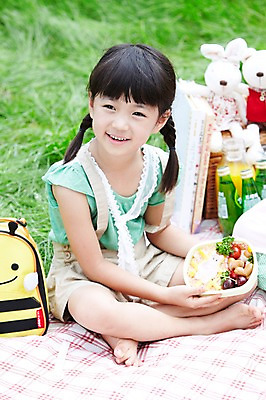 포토 JPG 주간 전신 학생 라이프스타일 응시 여자 어린이교육 교육 행복 어린이라이프 여유 초등학생 어린이 인형 포즈 가방 모션 유리병 한명 미소 웃음 사람 앉기 동양인 소녀 잔디 야외 라이프 10대 소풍 한국인 농촌 시골 체험학습 풀 병 숲 돗자리 상쾌 도시락 음료수병 여자만 여자한명만 소녀만 국내포토 자연요소 식물 1 식기 시선 잡화 감정 음식 청소년 병_용기 표정 인종 생활 야외활동 체험 병_담는 어린이만 파일형식