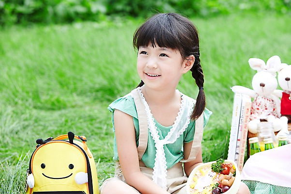 포토 JPG 주간 학생 라이프스타일 응시 여자 어린이교육 교육 행복 어린이라이프 여유 초등학생 어린이 인형 포즈 가방 모션 한명 미소 웃음 사람 앉기 동양인 소녀 잔디 상반신 야외 라이프 10대 소풍 한국인 농촌 시골 체험학습 풀 숲 돗자리 상쾌 도시락 여자만 여자한명만 소녀만 국내포토 자연요소 식물 1 시선 잡화 감정 음식 청소년 표정 인종 생활 야외활동 체험 어린이만 파일형식