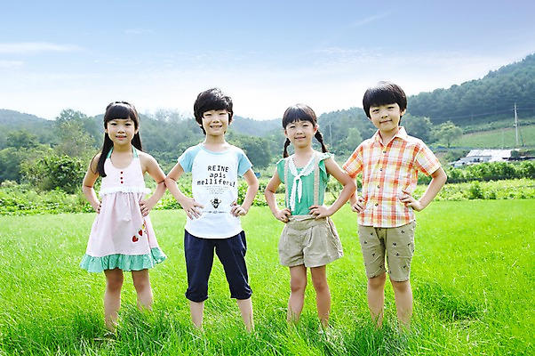 포토 JPG 주간 전신 구름 학생 라이프스타일 여자 어린이교육 교육 남자 행복 어린이라이프 여유 초등학생 어린이 허리손 포즈 모션 하늘 어깨동무 산 서기 미소 웃음 사람 동양인 소녀 소년 잔디 여러명 야외 라이프 앞모습 10대 친구 소풍 한국인 농촌 시골 체험학습 풀 숲 상쾌 십대만 국내포토 자연요소 식물 감정 뷰포인트 다수 관계 청소년 표정 인종 생활 야외활동 체험 파일형식