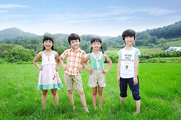 포토 JPG 주간 전신 구름 학생 라이프스타일 여자 어린이교육 교육 남자 행복 어린이라이프 여유 초등학생 어린이 허리손 포즈 모션 하늘 어깨동무 산 서기 미소 웃음 사람 동양인 소녀 소년 잔디 여러명 야외 라이프 앞모습 10대 친구 소풍 한국인 농촌 시골 체험학습 풀 숲 상쾌 십대만 국내포토 자연요소 식물 감정 뷰포인트 다수 관계 청소년 표정 인종 생활 야외활동 체험 파일형식