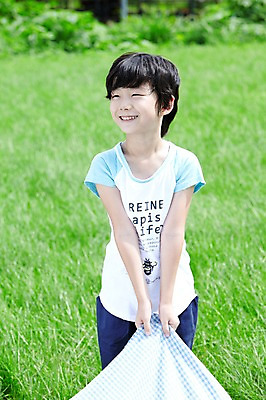 포토 JPG 주간 전신 학생 라이프스타일 응시 여자 어린이교육 교육 남자 행복 어린이라이프 여유 초등학생 어린이 포즈 모션 한명 서기 미소 웃음 사람 동양인 소년 잔디 야외 라이프 앞모습 10대 소풍 한국인 농촌 시골 체험학습 풀 숲 돗자리 상쾌 십대만 국내포토 자연요소 식물 1 시선 감정 뷰포인트 청소년 표정 인종 생활 야외활동 체험 파일형식