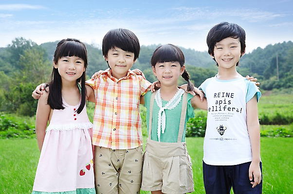 포토 JPG 주간 구름 학생 라이프스타일 여자 어린이교육 교육 남자 행복 어린이라이프 여유 초등학생 어린이 포즈 모션 하늘 어깨동무 산 서기 미소 웃음 사람 동양인 소녀 소년 잔디 여러명 상반신 야외 라이프 앞모습 10대 친구 소풍 한국인 농촌 시골 체험학습 풀 숲 상쾌 십대만 국내포토 자연요소 식물 감정 뷰포인트 다수 관계 청소년 표정 인종 생활 야외활동 체험 파일형식