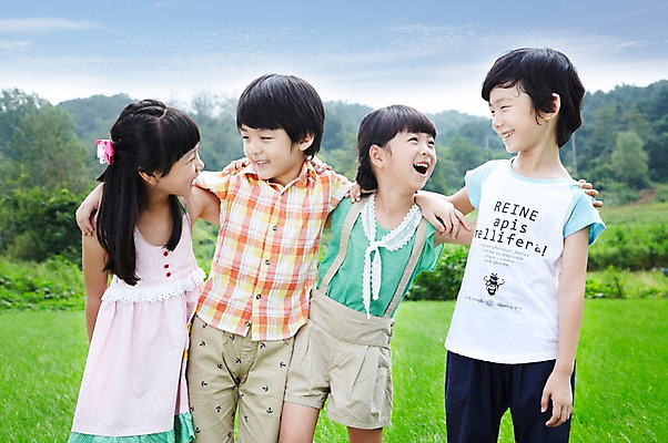 포토 JPG 주간 구름 학생 라이프스타일 여자 어린이교육 교육 남자 행복 어린이라이프 여유 초등학생 어린이 포즈 모션 하늘 어깨동무 산 서기 미소 웃음 사람 동양인 소녀 소년 잔디 여러명 상반신 야외 라이프 10대 친구 소풍 마주보기 한국인 농촌 시골 체험학습 풀 숲 상쾌 십대만 국내포토 자연요소 식물 감정 다수 관계 청소년 표정 인종 생활 야외활동 체험 파일형식