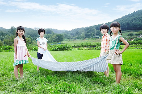 포토 JPG 주간 전신 구름 학생 라이프스타일 여자 어린이교육 교육 남자 행복 어린이라이프 여유 초등학생 어린이 허리손 포즈 모션 하늘 산 서기 미소 웃음 사람 동양인 소녀 소년 잔디 여러명 야외 라이프 10대 친구 소풍 한국인 농촌 시골 체험학습 풀 숲 돗자리 상쾌 십대만 국내포토 자연요소 식물 감정 다수 관계 청소년 표정 인종 생활 야외활동 체험 파일형식