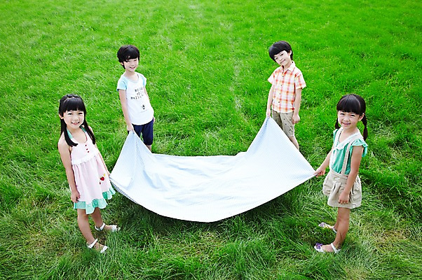 포토 JPG 주간 전신 학생 라이프스타일 여자 어린이교육 교육 남자 행복 어린이라이프 여유 초등학생 어린이 포즈 모션 서기 미소 웃음 사람 동양인 소녀 소년 잔디 여러명 야외 라이프 10대 친구 소풍 한국인 농촌 시골 체험학습 풀 숲 돗자리 상쾌 십대만 국내포토 자연요소 식물 감정 다수 관계 청소년 표정 인종 생활 야외활동 체험 파일형식