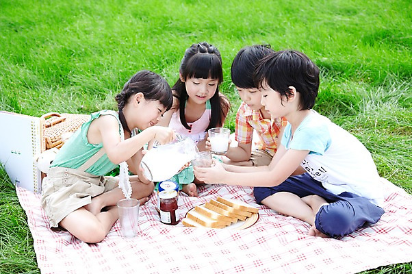 포토 JPG 주간 전신 학생 라이프스타일 응시 여자 어린이교육 교육 남자 행복 어린이라이프 여유 초등학생 어린이 빵 포즈 모션 잔 미소 웃음 사람 앉기 동양인 소녀 소년 잔디 여러명 야외 라이프 10대 컵 친구 소풍 한국인 우유 농촌 시골 체험학습 풀 붓기 숲 잼 식빵 돗자리 주기 상쾌 도시락 딸기잼 십대만 국내포토 자연요소 식물 식기 시선 감정 음식 다수 관계 청소년 유제품 표정 인종 생활 야외활동 체험 소스_음식 파일형식