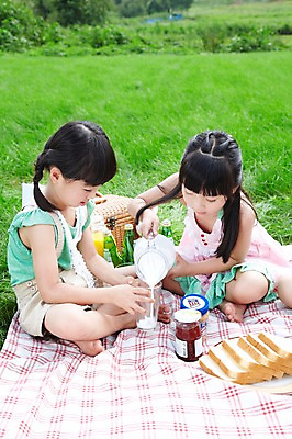 포토 JPG 주간 전신 학생 라이프스타일 응시 여자 어린이교육 교육 행복 어린이라이프 여유 초등학생 어린이 빵 포즈 모션 잔 미소 웃음 사람 앉기 동양인 소녀 잔디 야외 두명 라이프 10대 컵 친구 소풍 한국인 우유 농촌 시골 체험학습 풀 붓기 숲 잼 식빵 돗자리 주기 상쾌 도시락 딸기잼 여자만 소녀만 국내포토 자연요소 식물 식기 시선 감정 음식 관계 청소년 유제품 표정 인종 생활 야외활동 체험 소스_음식 어린이만 파일형식