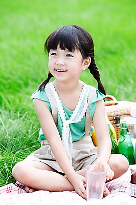 포토 JPG 주간 전신 학생 라이프스타일 응시 여자 어린이교육 교육 행복 어린이라이프 여유 초등학생 어린이 포즈 모션 유리병 잔 한명 미소 웃음 사람 앉기 동양인 소녀 잔디 야외 라이프 10대 컵 소풍 한국인 농촌 시골 체험학습 풀 병 숲 돗자리 상쾌 도시락 음료수병 여자만 여자한명만 소녀만 국내포토 자연요소 식물 1 식기 시선 감정 음식 청소년 병_용기 표정 인종 생활 야외활동 체험 병_담는 어린이만 파일형식