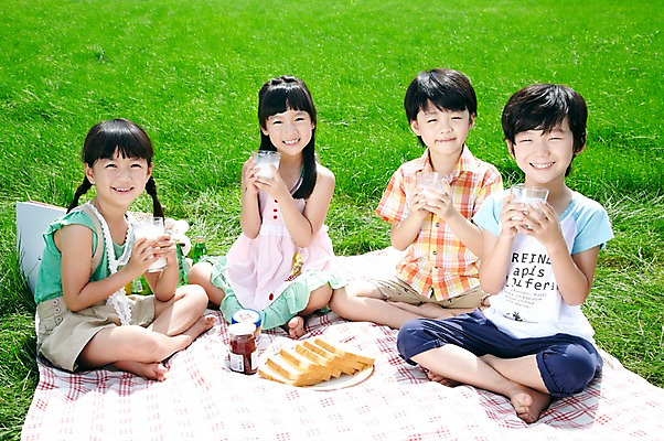 포토 JPG 주간 전신 학생 라이프스타일 여자 어린이교육 교육 남자 행복 어린이라이프 여유 초등학생 어린이 빵 포즈 모션 잔 미소 웃음 사람 앉기 동양인 소녀 소년 잔디 여러명 야외 라이프 10대 컵 친구 소풍 한국인 우유 농촌 시골 체험학습 풀 숲 잼 식빵 돗자리 상쾌 도시락 딸기잼 십대만 국내포토 자연요소 식물 식기 감정 음식 다수 관계 청소년 유제품 표정 인종 생활 야외활동 체험 소스_음식 파일형식