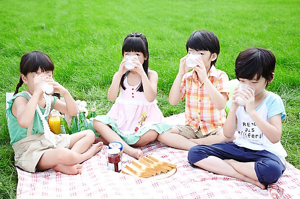 포토 JPG 주간 전신 학생 라이프스타일 여자 어린이교육 교육 남자 행복 어린이라이프 여유 초등학생 어린이 빵 포즈 모션 잔 미소 웃음 사람 앉기 동양인 소녀 소년 잔디 여러명 야외 라이프 10대 컵 친구 소풍 한국인 우유 마시기 농촌 시골 체험학습 풀 숲 잼 식빵 돗자리 상쾌 도시락 딸기잼 십대만 국내포토 자연요소 식물 식기 감정 음식 다수 관계 청소년 유제품 표정 인종 생활 야외활동 체험 소스_음식 파일형식