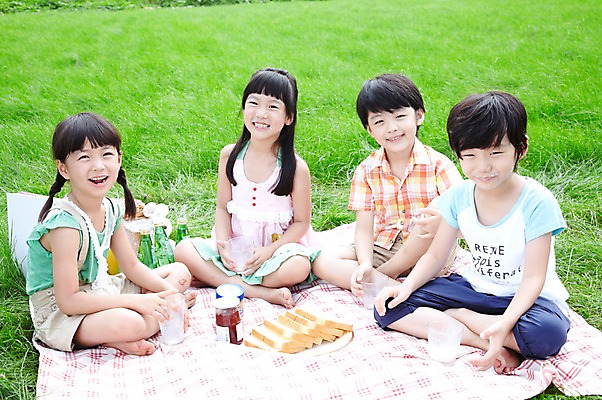 포토 JPG 주간 전신 학생 라이프스타일 여자 어린이교육 교육 남자 행복 어린이라이프 여유 초등학생 어린이 빵 포즈 모션 잔 미소 웃음 사람 앉기 동양인 소녀 소년 잔디 여러명 야외 라이프 10대 컵 친구 소풍 한국인 우유 농촌 시골 체험학습 풀 숲 잼 식빵 돗자리 상쾌 도시락 딸기잼 십대만 국내포토 자연요소 식물 식기 감정 음식 다수 관계 청소년 유제품 표정 인종 생활 야외활동 체험 소스_음식 파일형식