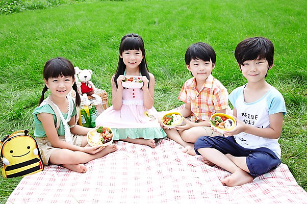 포토 JPG 주간 전신 학생 라이프스타일 여자 어린이교육 교육 남자 행복 어린이라이프 여유 초등학생 어린이 인형 포즈 가방 곰 모션 미소 웃음 사람 앉기 동양인 소녀 소년 잔디 여러명 야외 라이프 10대 친구 소풍 곰인형 한국인 농촌 시골 체험학습 풀 숲 돗자리 상쾌 도시락 십대만 국내포토 자연요소 식물 동물 잡화 감정 음식 다수 포유류 관계 청소년 표정 인종 생활 야외활동 체험 파일형식