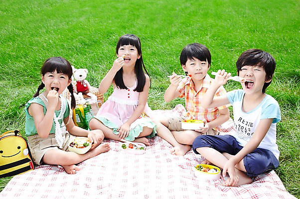 포토 JPG 주간 전신 학생 라이프스타일 여자 어린이교육 교육 남자 행복 어린이라이프 여유 초등학생 어린이 인형 포즈 가방 곰 모션 미소 웃음 사람 앉기 동양인 소녀 소년 잔디 여러명 야외 라이프 10대 친구 소풍 곰인형 한국인 농촌 시골 체험학습 풀 숲 돗자리 상쾌 도시락 십대만 국내포토 자연요소 식물 동물 잡화 감정 음식 다수 포유류 관계 청소년 표정 인종 생활 야외활동 체험 파일형식