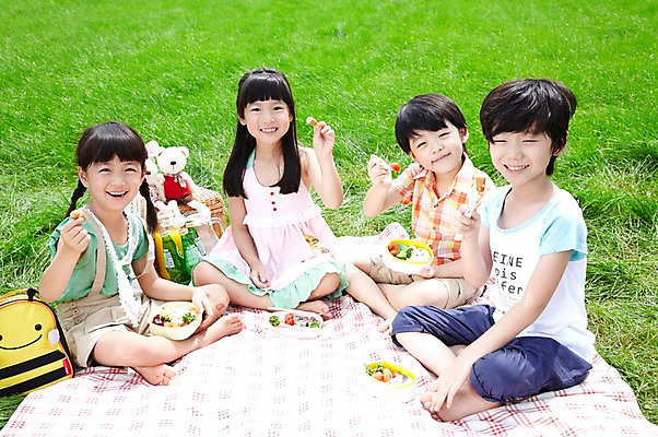 포토 JPG 주간 전신 학생 라이프스타일 여자 어린이교육 교육 남자 행복 어린이라이프 여유 초등학생 어린이 인형 포즈 가방 곰 모션 미소 웃음 사람 앉기 동양인 소녀 소년 잔디 여러명 야외 라이프 10대 친구 소풍 곰인형 한국인 농촌 시골 체험학습 풀 숲 돗자리 상쾌 도시락 십대만 국내포토 자연요소 식물 동물 잡화 감정 음식 다수 포유류 관계 청소년 표정 인종 생활 야외활동 체험 파일형식