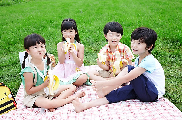 포토 JPG 주간 전신 학생 라이프스타일 여자 어린이교육 교육 남자 행복 어린이라이프 여유 초등학생 어린이 포즈 가방 과일 모션 바나나 미소 웃음 사람 앉기 동양인 소녀 소년 잔디 여러명 야외 라이프 앞모습 10대 친구 소풍 노란색 한국인 농촌 시골 체험학습 풀 숲 먹기 돗자리 상쾌 도시락 십대만 국내포토 자연요소 식물 잡화 감정 음식 뷰포인트 컬러 다수 관계 청소년 표정 인종 생활 야외활동 체험 파일형식