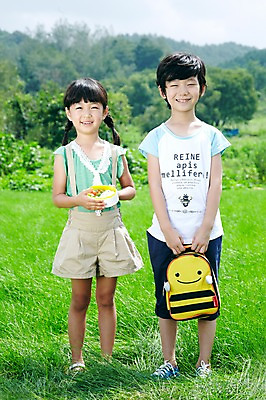 포토 JPG 주간 전신 나무 학생 라이프스타일 여자 어린이교육 교육 남자 행복 어린이라이프 여유 초등학생 어린이 포즈 가방 모션 산 서기 미소 웃음 들기 사람 동양인 소녀 소년 잔디 야외 두명 라이프 앞모습 10대 친구 소풍 한국인 농촌 시골 체험학습 풀 숲 상쾌 도시락 도시락통 십대만 국내포토 자연요소 식물 잡화 감정 음식 뷰포인트 관계 청소년 표정 인종 생활 야외활동 체험 용기_그릇 파일형식