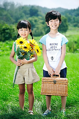 포토 JPG 주간 전신 나무 학생 라이프스타일 여자 어린이교육 교육 남자 꽃 행복 어린이라이프 여유 초등학생 어린이 포즈 가방 모션 해바라기 산 서기 미소 웃음 들기 사람 동양인 소녀 소년 잔디 야외 두명 라이프 앞모습 10대 친구 소풍 노란색 바구니 한국인 농촌 시골 체험학습 풀 숲 상쾌 도시락 십대만 국내포토 자연요소 식물 잡화 감정 음식 뷰포인트 컬러 관계 청소년 표정 인종 생활 야외활동 체험 파일형식
