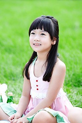 포토 JPG 주간 학생 라이프스타일 응시 여자 어린이교육 교육 행복 어린이라이프 여유 초등학생 어린이 포즈 모션 유리병 한명 미소 웃음 사람 앉기 동양인 소녀 잔디 상반신 야외 라이프 10대 소풍 한국인 농촌 시골 체험학습 풀 병 숲 돗자리 상쾌 음료수병 여자만 여자한명만 소녀만 국내포토 자연요소 식물 1 식기 시선 감정 청소년 병_용기 표정 인종 생활 야외활동 체험 병_담는 어린이만 파일형식