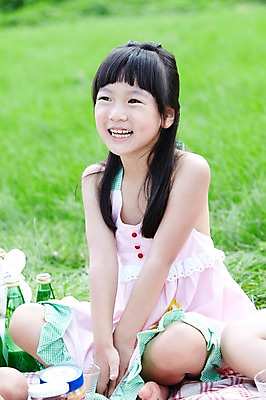 포토 JPG 주간 전신 학생 라이프스타일 응시 여자 어린이교육 교육 행복 어린이라이프 여유 초등학생 어린이 포즈 모션 유리병 잔 한명 미소 웃음 사람 앉기 동양인 소녀 잔디 야외 라이프 10대 컵 소풍 한국인 농촌 시골 체험학습 풀 병 숲 돗자리 상쾌 도시락 음료수병 여자만 여자한명만 소녀만 국내포토 자연요소 식물 1 식기 시선 감정 음식 청소년 병_용기 표정 인종 생활 야외활동 체험 병_담는 어린이만 파일형식