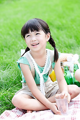 포토 JPG 주간 전신 학생 라이프스타일 응시 여자 어린이교육 교육 행복 어린이라이프 여유 초등학생 어린이 포즈 모션 유리병 잔 한명 미소 웃음 사람 앉기 동양인 소녀 잔디 야외 라이프 10대 컵 소풍 한국인 농촌 시골 체험학습 풀 병 숲 돗자리 상쾌 도시락 음료수병 여자만 여자한명만 소녀만 국내포토 자연요소 식물 1 식기 시선 감정 음식 청소년 병_용기 표정 인종 생활 야외활동 체험 병_담는 어린이만 파일형식