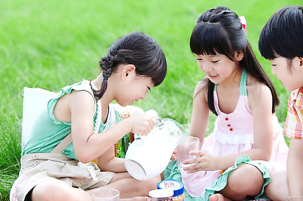 포토 JPG 주간 학생 라이프스타일 응시 여자 어린이교육 교육 행복 어린이라이프 여유 초등학생 어린이 포즈 모션 잔 미소 웃음 사람 앉기 동양인 소녀 잔디 상반신 야외 라이프 10대 컵 세명 친구 소풍 한국인 우유 농촌 시골 체험학습 풀 붓기 숲 돗자리 주기 상쾌 도시락 여자만 소녀만 국내포토 자연요소 식물 식기 시선 감정 음식 관계 청소년 유제품 표정 인종 생활 야외활동 체험 어린이만 파일형식