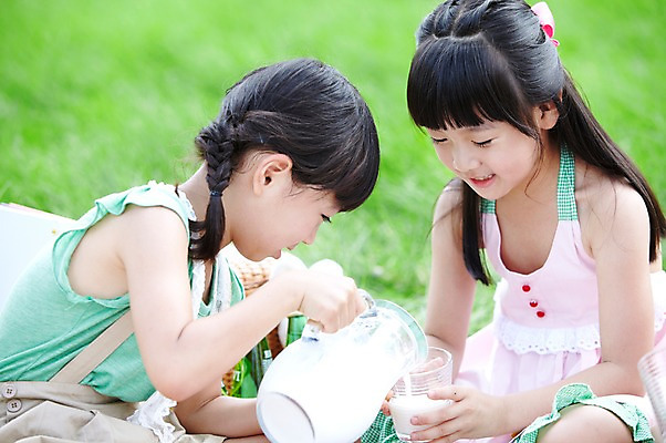 포토 JPG 주간 학생 라이프스타일 응시 여자 어린이교육 교육 행복 어린이라이프 여유 초등학생 어린이 포즈 모션 잔 미소 웃음 사람 앉기 동양인 소녀 잔디 상반신 야외 두명 라이프 10대 컵 친구 소풍 한국인 우유 농촌 시골 체험학습 풀 붓기 숲 돗자리 주기 상쾌 도시락 여자만 소녀만 국내포토 자연요소 식물 식기 시선 감정 음식 관계 청소년 유제품 표정 인종 생활 야외활동 체험 어린이만 파일형식