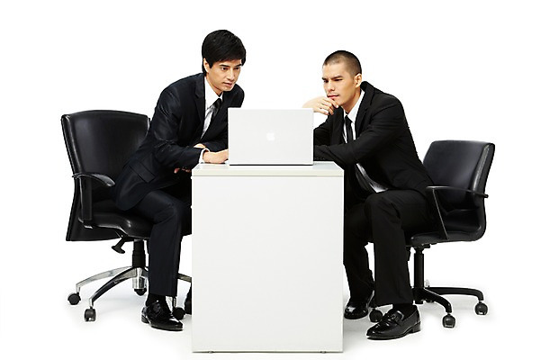 포토 JPG 스튜디오촬영 전신 외국인 해외기획촬영 직업 응시 2011년태국 남자 의자 비즈니스 회의 직장 함께함 실내 대화 누끼 사람 앉기 동양인 정장 20대 성인 두명 비즈니스라이프 노트북 컴퓨터 모임 업무 직장인 비즈니스맨 작업실 계획 토론 책상 동료 남자만 성인남자만 청년만 청년남자만 성인만 국내포토 라이프스타일 시선 옷 가구 컨셉 회사 관계 모션 말하기 인종 청년 내부 전자제품 작업 파일형식