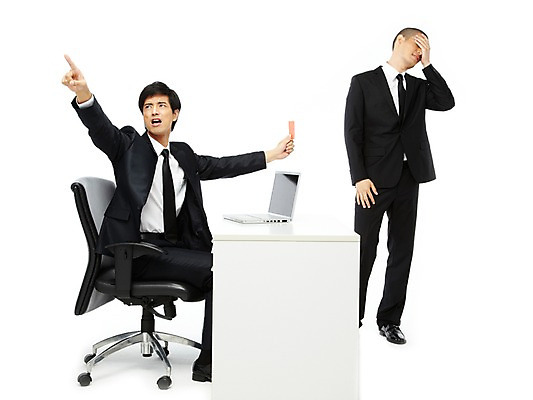 포토 JPG 스튜디오촬영 전신 외국인 해외기획촬영 2011년태국 남자 포즈 의자 비즈니스 모션 실내 경고 서기 누끼 사람 앉기 동양인 정장 손짓 20대 성인 두명 비즈니스라이프 노트북 컴퓨터 가리킴 직장인 비즈니스맨 상사 꾸지람 책상 직원 부하 퇴장 레드카드 지적 남자만 성인남자만 청년만 청년남자만 성인만 국내포토 카드프레임 직업 라이프스타일 옷 가구 프레임 인종 청년 내부 전자제품 카드_놀이용품 체벌 파일형식