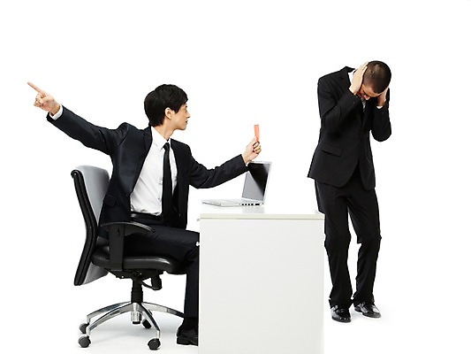 포토 JPG 스튜디오촬영 전신 외국인 해외기획촬영 2011년태국 남자 포즈 의자 비즈니스 모션 실내 경고 서기 누끼 사람 앉기 동양인 정장 손짓 20대 성인 두명 비즈니스라이프 노트북 컴퓨터 가리킴 직장인 비즈니스맨 상사 꾸지람 책상 직원 부하 퇴장 레드카드 지적 남자만 성인남자만 청년만 청년남자만 성인만 국내포토 카드프레임 직업 라이프스타일 옷 가구 프레임 인종 청년 내부 전자제품 카드_놀이용품 체벌 파일형식
