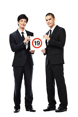 포토 JPG 스튜디오촬영 전신 외국인 해외기획촬영 2011년태국 남자 캠페인 비즈니스 안내 알림판 실내 경고 서기 미소 웃음 들기 누끼 사람 동양인 정장 20대 성인 두명 앞모습 금지 표지판 비즈니스맨 맹세 결심 알림 금연 19금 남자만 성인남자만 청년만 청년남자만 성인만 국내포토 옷 뷰포인트 컨셉 모션 표정 인종 청년 내부 직장인 사회이슈 파일형식