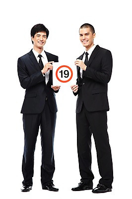 포토 JPG 스튜디오촬영 전신 외국인 해외기획촬영 2011년태국 남자 캠페인 비즈니스 안내 알림판 실내 경고 서기 미소 웃음 들기 누끼 사람 동양인 정장 20대 성인 두명 앞모습 금지 표지판 비즈니스맨 맹세 결심 알림 금연 19금 남자만 성인남자만 청년만 청년남자만 성인만 국내포토 옷 뷰포인트 컨셉 모션 표정 인종 청년 내부 직장인 사회이슈 파일형식