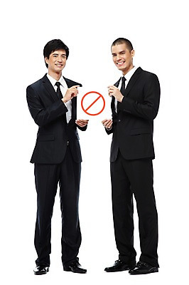 포토 JPG 스튜디오촬영 전신 외국인 해외기획촬영 2011년태국 남자 캠페인 비즈니스 안내 알림판 실내 경고 서기 미소 웃음 들기 누끼 사람 동양인 정장 20대 성인 두명 앞모습 금지 표지판 비즈니스맨 맹세 결심 알림 금연 남자만 성인남자만 청년만 청년남자만 성인만 국내포토 옷 뷰포인트 컨셉 모션 표정 인종 청년 내부 직장인 사회이슈 파일형식