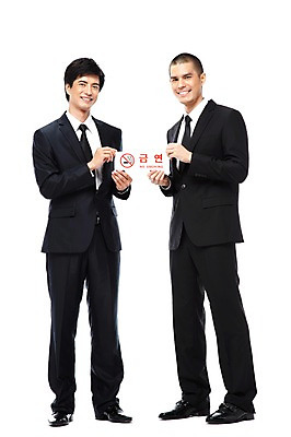 포토 JPG 스튜디오촬영 전신 외국인 해외기획촬영 2011년태국 남자 캠페인 비즈니스 안내 알림판 실내 경고 서기 미소 웃음 들기 누끼 사람 동양인 정장 20대 성인 두명 앞모습 금지 표지판 비즈니스맨 맹세 결심 알림 금연 남자만 성인남자만 청년만 청년남자만 성인만 국내포토 옷 뷰포인트 컨셉 모션 표정 인종 청년 내부 직장인 사회이슈 파일형식
