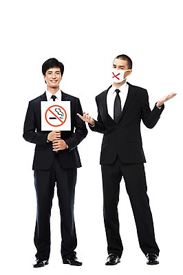 포토 JPG 스튜디오촬영 전신 외국인 해외기획촬영 2011년태국 남자 캠페인 비즈니스 안내 알림판 실내 경고 마스크 서기 미소 웃음 들기 누끼 사람 동양인 정장 손짓 20대 성인 두명 앞모습 금지 가리킴 표지판 비즈니스맨 X 맹세 결심 알림 금연 남자만 성인남자만 청년만 청년남자만 성인만 국내포토 알파벳 옷 뷰포인트 컨셉 모션 표정 인종 청년 내부 직장인 사회이슈 파일형식