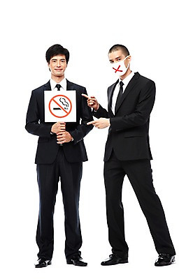 포토 JPG 스튜디오촬영 전신 외국인 해외기획촬영 2011년태국 남자 캠페인 비즈니스 안내 알림판 실내 경고 마스크 서기 미소 웃음 들기 누끼 사람 동양인 정장 손짓 20대 성인 두명 앞모습 금지 가리킴 표지판 비즈니스맨 X 맹세 결심 알림 금연 남자만 성인남자만 청년만 청년남자만 성인만 국내포토 알파벳 옷 뷰포인트 컨셉 모션 표정 인종 청년 내부 직장인 사회이슈 파일형식