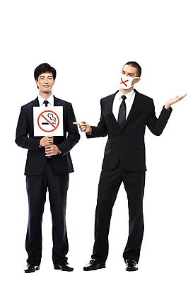 포토 JPG 스튜디오촬영 전신 외국인 해외기획촬영 2011년태국 남자 캠페인 비즈니스 안내 알림판 실내 경고 마스크 서기 미소 웃음 들기 누끼 사람 동양인 정장 손짓 20대 성인 두명 앞모습 금지 가리킴 표지판 비즈니스맨 X 맹세 결심 알림 금연 남자만 성인남자만 청년만 청년남자만 성인만 국내포토 알파벳 옷 뷰포인트 컨셉 모션 표정 인종 청년 내부 직장인 사회이슈 파일형식