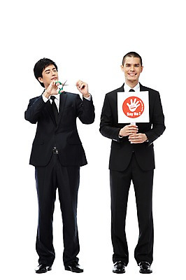 포토 JPG 스튜디오촬영 전신 외국인 해외기획촬영 2011년태국 남자 캠페인 비즈니스 안내 가위 담배 알림판 실내 경고 서기 웃음 들기 누끼 사람 동양인 정장 20대 성인 두명 앞모습 금지 표지판 비즈니스맨 맹세 결심 자르기 알림 금연 남자만 성인남자만 청년만 청년남자만 성인만 국내포토 옷 뷰포인트 컨셉 모션 문구용품 표정 인종 청년 내부 직장인 사회이슈 파일형식