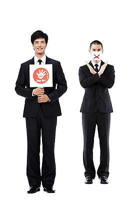 포토 JPG 스튜디오촬영 전신 외국인 해외기획촬영 2011년태국 남자 캠페인 비즈니스 안내 알림판 실내 경고 마스크 서기 미소 웃음 들기 누끼 사람 동양인 정장 손짓 20대 성인 두명 앞모습 금지 표지판 비즈니스맨 X 맹세 결심 알림 금연 남자만 성인남자만 청년만 청년남자만 성인만 국내포토 알파벳 옷 뷰포인트 컨셉 모션 표정 인종 청년 내부 직장인 사회이슈 파일형식